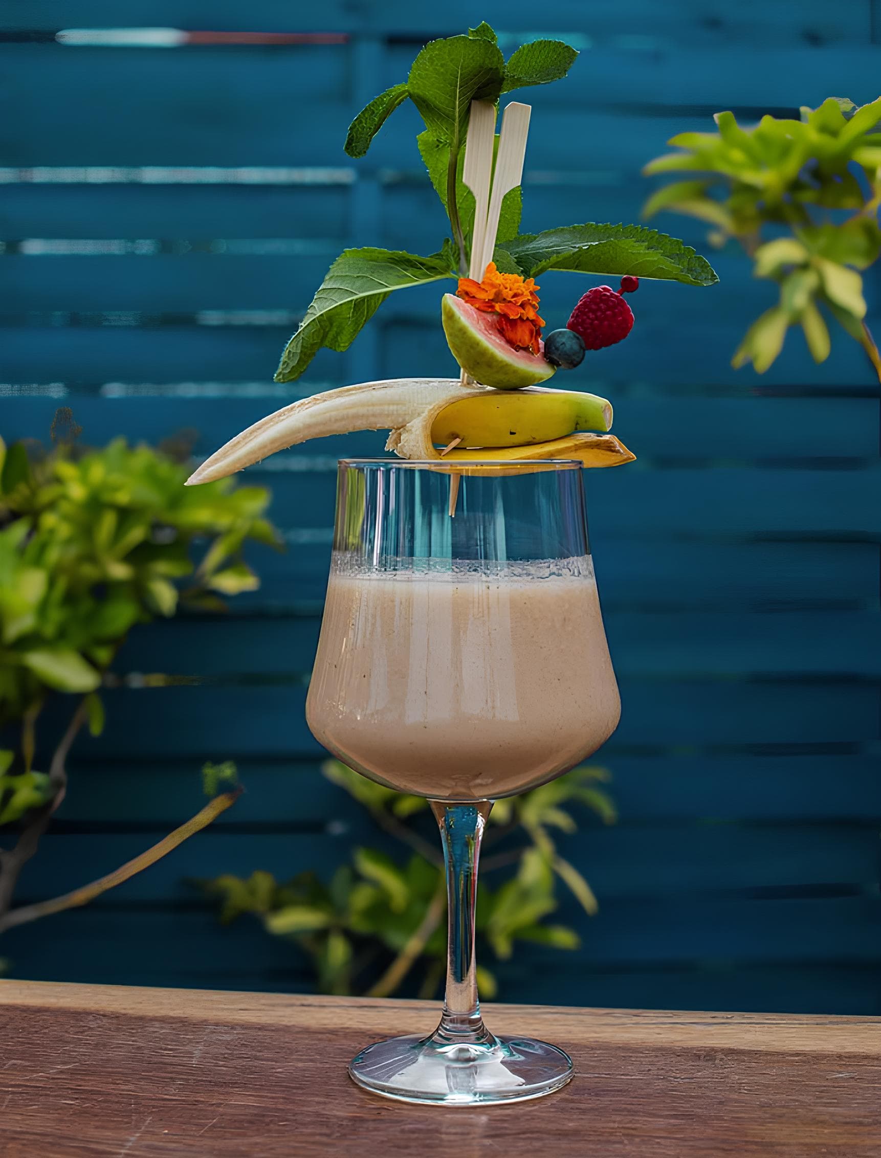 Cóctel tropical premium con guarnición de frutas tropicales en el Bar Astral de Puerto Banús