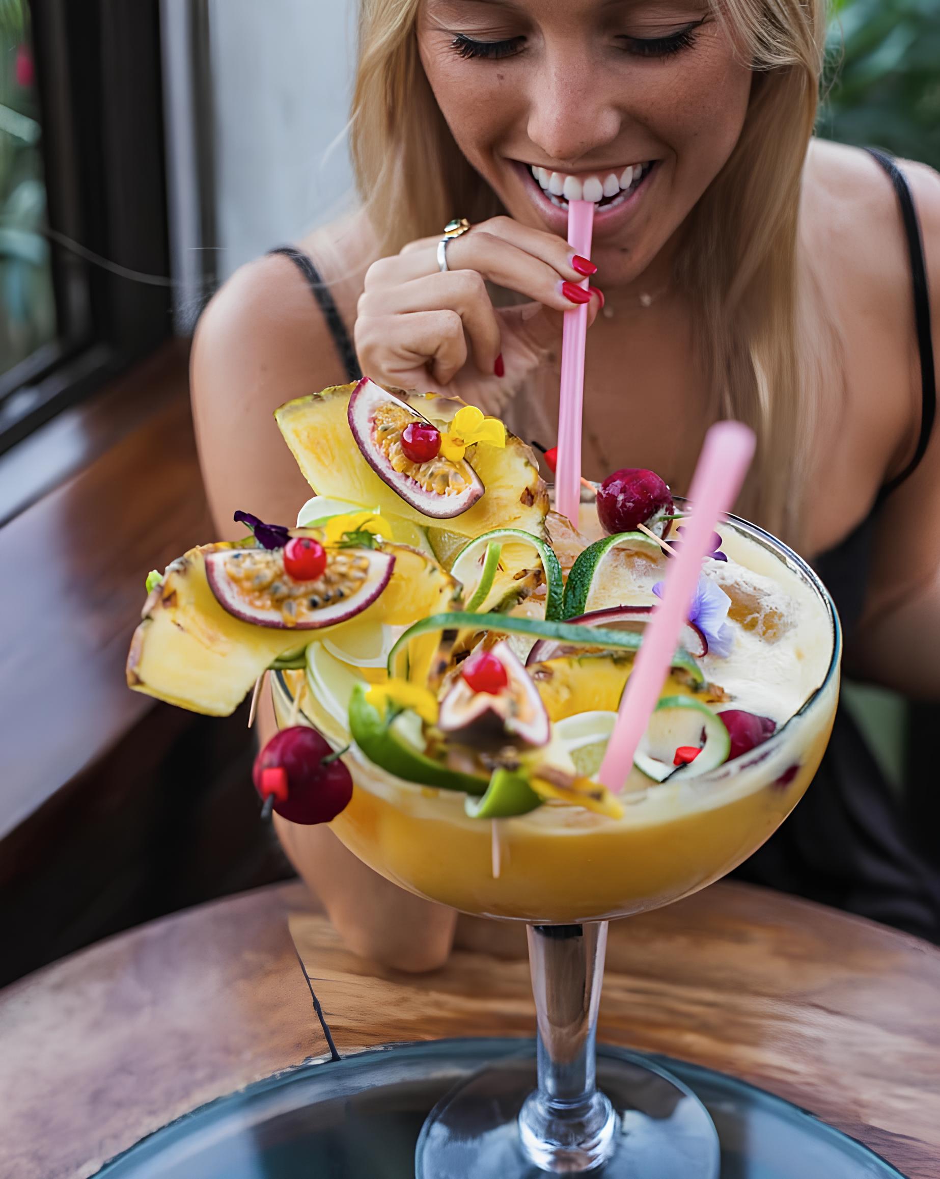 Mujer disfrutando un cóctel en la terraza de Astral Bar