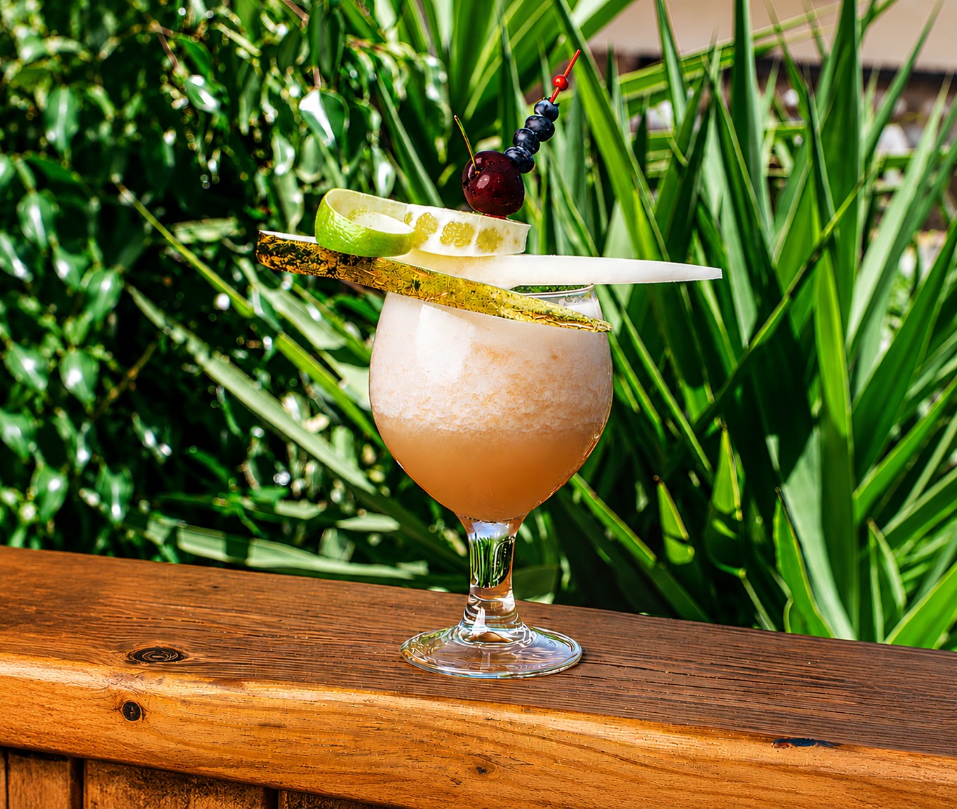 Cóctel tropical en un patio soleado en el icónico Astral Bar, Puerto Banús
