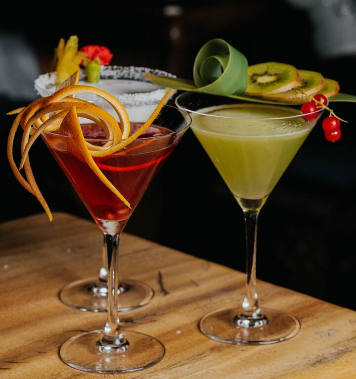 Ambiente único con cócteles creativos en Astral Marbella